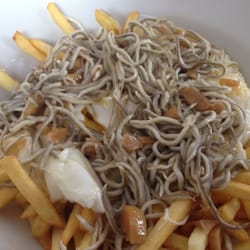 Bar La Esquina - Gulas con huevo y patatas fritas