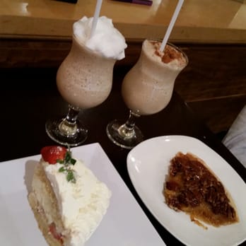 Rockaberry - Strawberry shortcake, pecan pie and iced cappuccino and iced Chai latte. - Cafes Near Me - Kirkland, Quebec