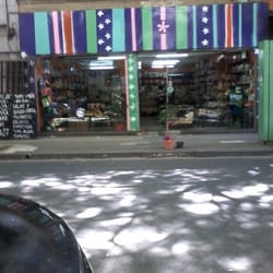 Dietética Lela Lala - El frente de la dietética, con su cartel de colores recién puesto.