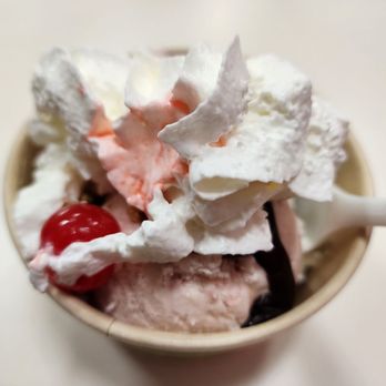 Baskin-Robbins - Two scoops Sundae - Ice Cream & Frozen Yogurt Near Me - Waipahu, Hawaii Baskin-Robbins - Two scoops Sundae - Ice Cream & Frozen Yogurt Near Me - Waipahu, Hawaii