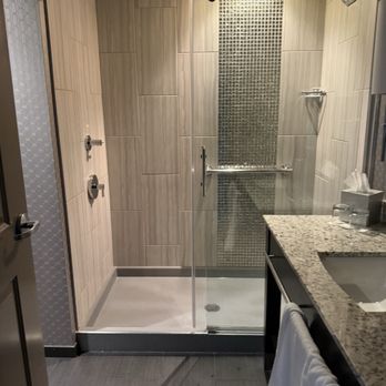 The Guest House At Graceland - Shower - Hotels Near Me - Memphis, Tennessee The Guest House At Graceland - Shower - Hotels Near Me - Memphis, Tennessee