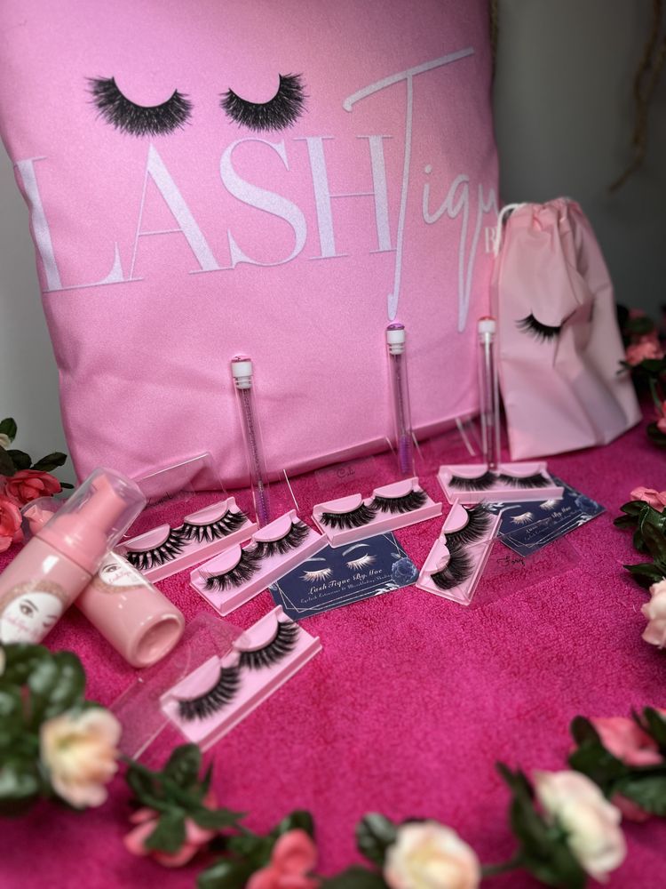 Lashtique by Moe Logo