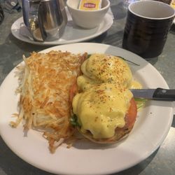 Noisy Goose Cafe - Eggs Benedict