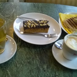 Kawka z Mleczkiem Klubokawiarnia i Sklep - Herbata biała, cappuccino, ciasto snickers, kanapka na ciepło z serem i suszonymi pomidorami