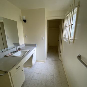 Bayview Contracting & Remodeling - Powder room before - General Contractors Near Me Bayview Contracting & Remodeling - Powder room before - General Contractors Near Me