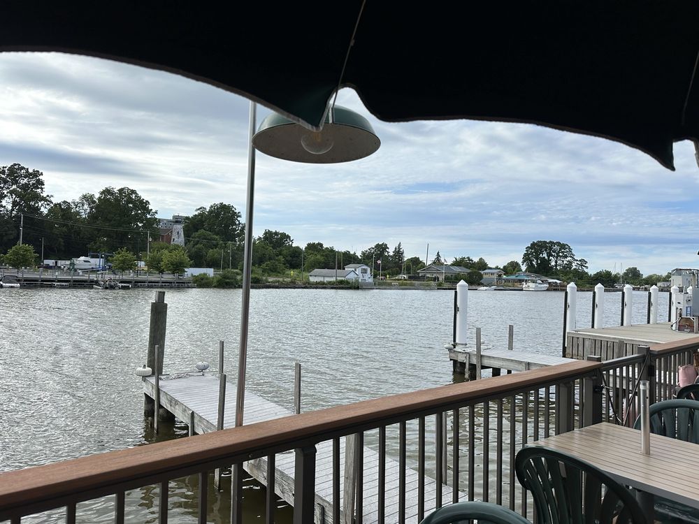 Schooners Riverside Pub