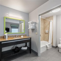 Hampton Inn & Suites Denison - Guest room bath