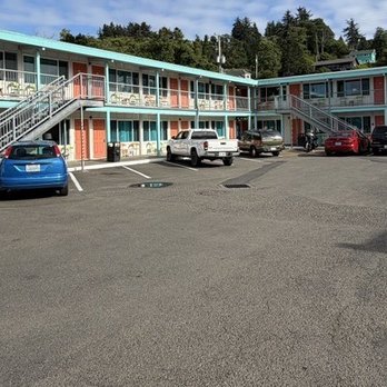 Atomic Motel - There are chairs on the outside of each room so you can sit and relax if you want to... - Hotels Near Me - Astoria, Oregon Atomic Motel - There are chairs on the outside of each room so you can sit and relax if you want to... - Hotels Near Me - Astoria, Oregon