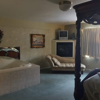 Afton House Inn - Stay overnight in rooms 1 through 8 which are the newest rooms all with a double jucuzzi in the room. - Hotels Near Me - Afton, Minnesota Afton House Inn - Stay overnight in rooms 1 through 8 which are the newest rooms all with a double jucuzzi in the room. - Hotels Near Me - Afton, Minnesota