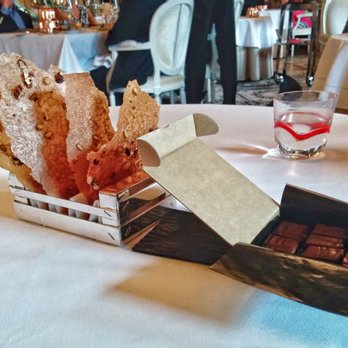 Restaurant le Meurice Alain Ducasse - Chocolates and walnut crisps - French Near Me - Paris, 75 Restaurant le Meurice Alain Ducasse - Chocolates and walnut crisps - French Near Me - Paris, 75