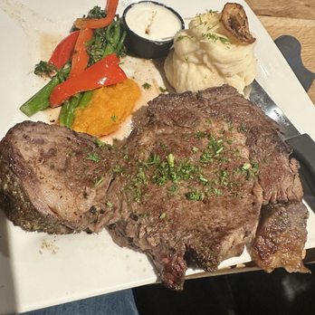 Castaway's Seafood Grille - 16 oz Prime Rib with garlic mashed potatoes. - Seafood Near Me - Long Beach, Washington Castaway's Seafood Grille - 16 oz Prime Rib with garlic mashed potatoes. - Seafood Near Me - Long Beach, Washington