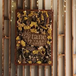 Tane Vegan Izakaya - Interior sign
