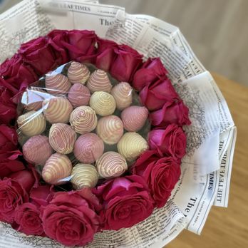 BB Bouquet - a bowl of roses and chocolates - Chocolatiers & Shops Near Me