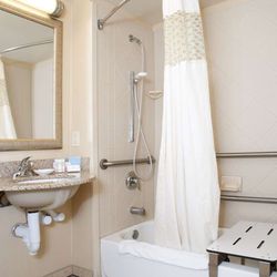 Hampton Inn Jacksonville - Guest room bath