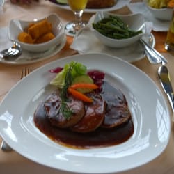 Restaurant Burg Liebenzell - Rinderzunge mit Madeirajus, Kroketten und grünen Bohnen