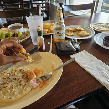 Cuscatlan Restaurant - pescado frito, pupusas con frijol, tostones, yuca, modelo - Spanish Near Me - Oakland Park, Florida