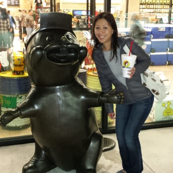 Buc-ee’s - Me and bronze Buc-Ee - Convenience Stores Near Me - Luling, Texas