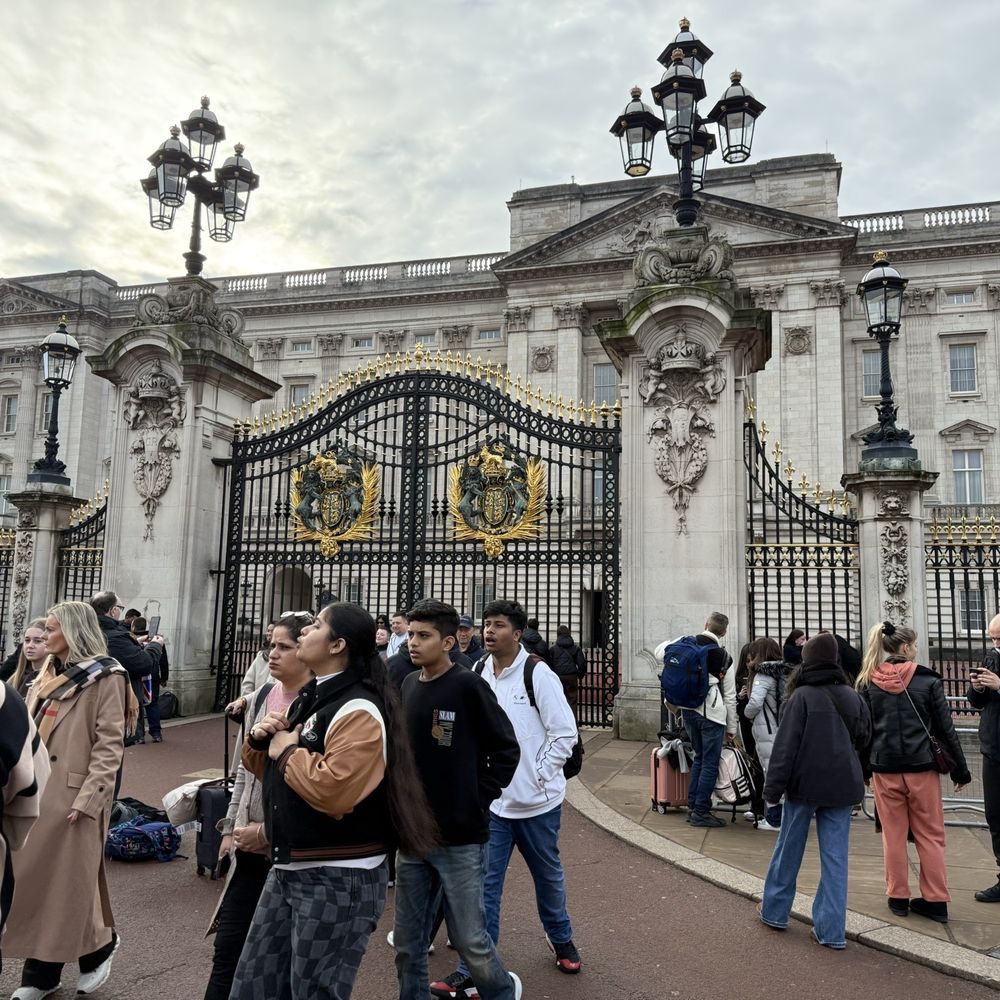 Buckingham Palace - Partial front view of Buckingham Palace - Landmarks & Historical Buildings Near Me - London, XGL