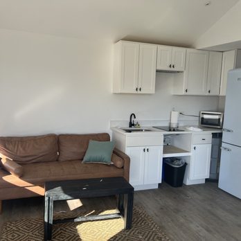 York Beach Surf Club - Living room and kitchen. No table as shown in pictures and not enough sitting - Hotels Near Me - York, Maine York Beach Surf Club - Living room and kitchen. No table as shown in pictures and not enough sitting - Hotels Near Me - York, Maine