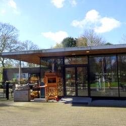 Arboretum Trompenburg - De ingang met leuke winkel (waar je ook plantjes kunt kopen)