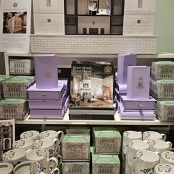 The Windsor Castle - Souvenirs, beautiful tea tins and books