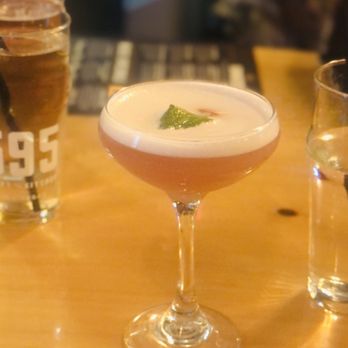 595 Craft and Kitchen - The Queen Bee. - Gastropubs Near Me - Las Vegas, Nevada 595 Craft and Kitchen - The Queen Bee. - Gastropubs Near Me - Las Vegas, Nevada