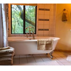 Bella Luna Mountaintop Retreat - New clawfoot tub in Tree House Bath