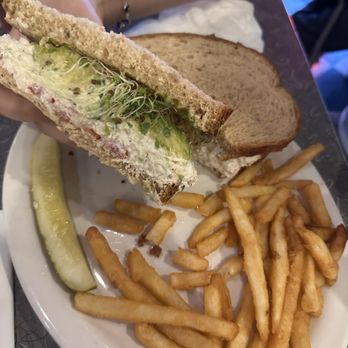 Cafe Manhattan - Pizza Near Me - Saint Louis, Missouri