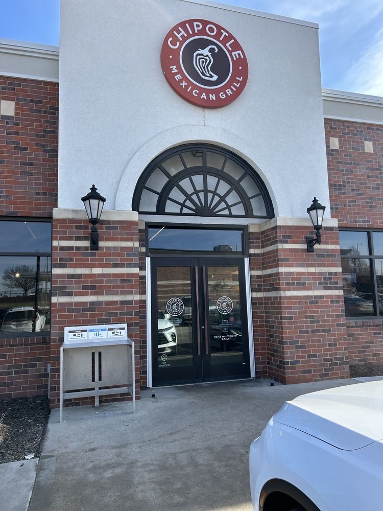 CHIPOTLE MEXICAN GRILL Updated May 2024 7133 Pioneers Blvd, Lincoln