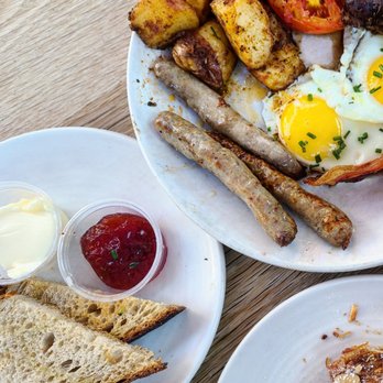 Caffe Central - Irish Breakfast 2 fried eggs w/ sausages, honey smoked bacon,  tomatoes, potatoes, mushrooms & side of artisan bread w/ butter & jelly - Coffee & Tea Near Me - Burlingame, California