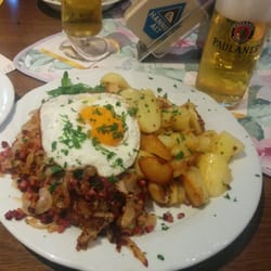 Zur Waldesruh - Bauernschnitzel Tiroler Art mit Zwiebeln und Speck, Spiegelei, Bratkartoffeln und gemischtem Salat, dazu ein Paulaner Hell.