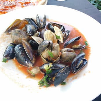 Piazza Bistro - PEI mussels with pomodoro sauce and white wine - Bistros Near Me - Oakville, Ontario