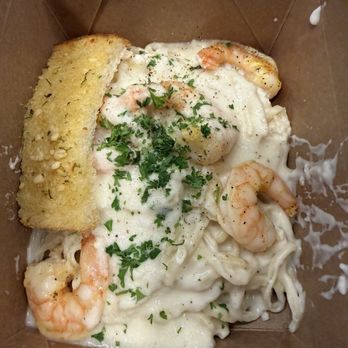 La Pasta - Shrimp linguini with Alfredo Sauce - Italian Near Me - Cerritos, California La Pasta - Shrimp linguini with Alfredo Sauce - Italian Near Me - Cerritos, California