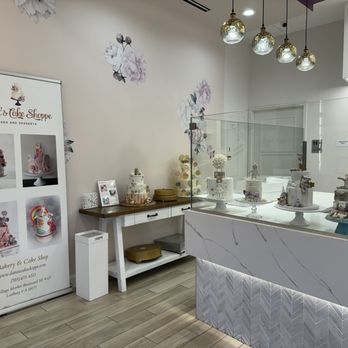 Dana's Cake Shoppe - a display of cakes - Cupcakes Near Me - Leesburg, Virginia