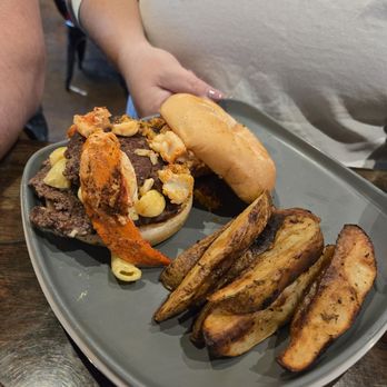 Flying Boat Tap Room - Lobster mac n cheese burger - Pizza Near Me - Ocala, Florida