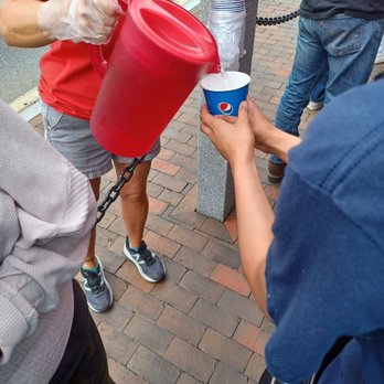 Red's Eats - Free cold water for customers in line - Seafood Near Me - Wiscasset, Maine Red's Eats - Free cold water for customers in line - Seafood Near Me - Wiscasset, Maine
