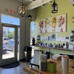 Green Earth Juicery & Cafe - Front inside area