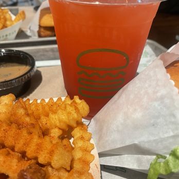 Shake Shack Burbank - Strawberry Sunset Lemonade - Fast Food Near Me - Burbank, California