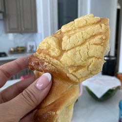 Dont even know what's the name of this one but it has concha topping filling
