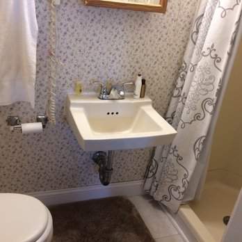 Beacon Inn - Teeny weeny bathroom - Hotels Near Me - Brookline, Massachusetts