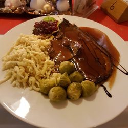Gasthaus Zens - Weihnachtskarte 2017: Hirschbraten mit Spätzle und Rosenkohl mit Rotwein-Preißelbeer Soße