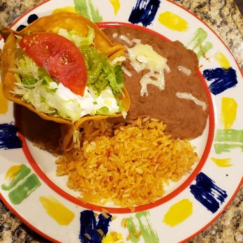 Ma' Luz - Rice, refried beans, guacamole, lettuce, tomatoe, and sour cream - Mexican Near Me - Charlotte, North Carolina