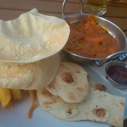 Billet Inn - Tikka masala with poppadoms, chips and naan bread