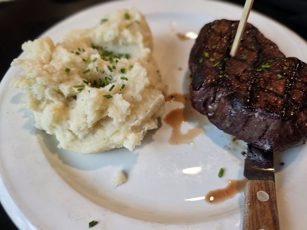 Honey Pop’s Bar & Grill Logo