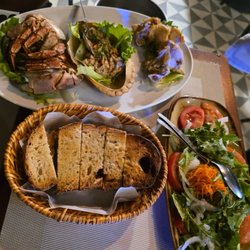 A RuÍna - Crab, bread and butter, salad