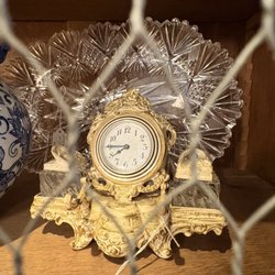 Big House Antiques - Salt and pepper holder with clock.
