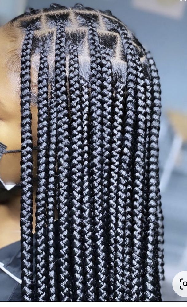 Quin's Hair Braiding Logo