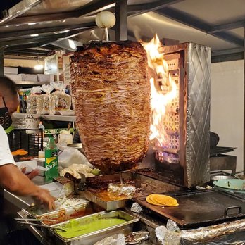 Tacos El Pablano - Trompo Kicking - Street Vendors Near Me - Tijuana, BCN