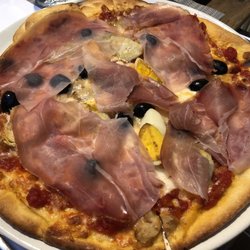 Shaki Pane & Co - Pizza with prosciutto egg, olives and mushroom. Very good. Very special crispy dough.