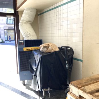 H&H Bagels - Air conditioning? Door is open. 08/03/22 - Bagels Near Me - New York, New York H&H Bagels - Air conditioning? Door is open. 08/03/22 - Bagels Near Me - New York, New York